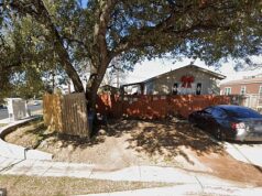 A mulher seminua ficou acorrentada do lado de fora com algemas enferrujadas por cinco meses, diz a polícia