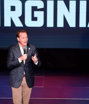 103628189-15261677-Virginia_Governor_Glenn_Youngkin_campaigns_for_Republican_gubern-a-1_176237773996.avif