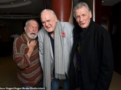 Reunião dos Monty Python! Terry Gilliam e Michael Palin apoiam John Cleese na exibição de seu novo documentário em Londres – mas Eric Idol ainda está ausente devido a uma disputa por dinheiro