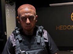 A extraordinária ameaça de um bombardeiro de areia vestindo uma jaqueta à prova de balas – enquanto sua surpreendente nova vida se desenrola