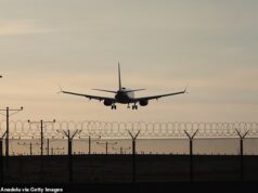 Cinco segundos depois de dois jatos lotados de passageiros terem caído no ar, o furioso controle de tráfego aéreo repreendeu o piloto da companhia aérea italiana, que se desculpou por ignorar suas instruções.