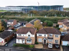 Aldeões furiosos expressaram sua raiva por um ‘monstruoso’ ‘mega galpão’ de 65 pés de altura sendo construído atrás de suas casas – depois que o desenvolvedor usou regras de 70 anos para evitar seus conselhos.