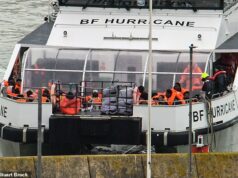 Centenas de pequenos barcos chegaram à Grã-Bretanha após uma travessia de duas semanas
