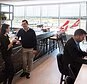 O lounge da classe executiva da Qantas mergulha no caos depois que o passageiro ‘explode’ a sacola de itens comuns em seu bolso e pega fogo