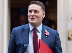 Wes Street acusou os médicos juniores de “manter o país como resgate” numa amarga disputa salarial, depois de rejeitarem as ofertas de combate à inflação como “esmagadoras” e prosseguirem com greves paralisantes do NHS.