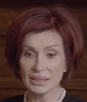 103838813-15286049-Sharon_Osbourne_73_got_teary_eyed_during_a_podcast_Wednesday_dur-a-27_17630094129.avif