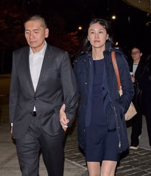 103839523-15286385-Former_New_York_State_aide_Linda_Sun_41_and_her_husband_Chris_Hu-a-6_176301261200.avif