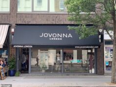 Momento chocante: gangue de ladrões saqueou uma loja de roupas em Londres e fugiu com mercadorias no valor de £ 1.700, enquanto funcionários horrorizados assistiam impotentes