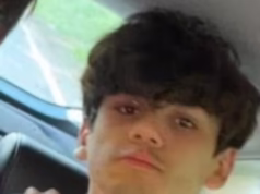 ‘Ex-namorado’, de 18 anos, comparece ao tribunal acusado de assassinar uma estudante que foi morta a facadas em seu próprio quarto