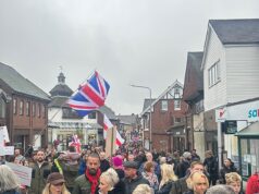 Milhares de pessoas cantam “Fora Sturmer” enquanto protestam contra os planos de alojar 600 requerentes de asilo solteiros do sexo masculino num acampamento militar nos arredores da sua cidade.