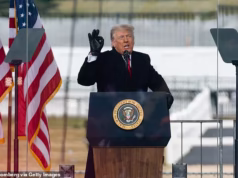 A BBC afirma que não tem motivos para processar Donald Trump em até 5 mil milhões de dólares porque a sua edição panorâmica adulterada não foi transmitida nos EUA.