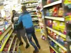 Momento em que a polícia prende o assassino do ‘Velho Oeste’ em uma loja meses após o assassinato