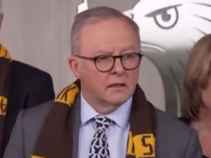 Corta para Anthony Albanese atacando levemente um repórter sobre uma pergunta sobre a compensação de US$ 2,4 milhões de Brittany Higgins financiada pelos contribuintes.