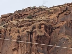 Resgate de helicóptero comovente captura base jumpers pendurados em desfiladeiros de Utah por seus pára-quedas de arco-íris