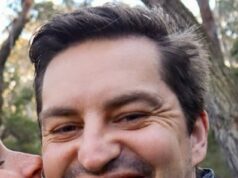 Um homem sul-africano que participou num comício neonazi em frente ao Parlamento foi expulso da Austrália