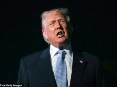 Trump ataca repórter enquanto defende Tucker Carlson e Nick Fuentes relembra o jantar: ‘Kanye o trouxe’