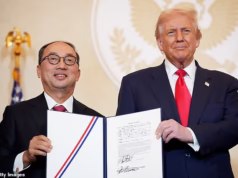 A América se revolta pela primeira vez contra a viagem global de Trump: ‘Traga-o de volta para casa’ enquanto membros da Casa Branca começam a se preocupar