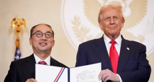 A América se revolta pela primeira vez contra a viagem global de Trump: ‘Traga-o de volta para casa’ enquanto membros da Casa Branca começam a se preocupar