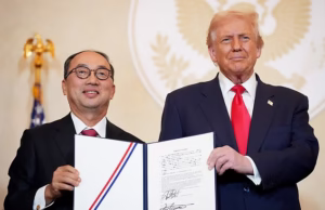 A América se revolta pela primeira vez contra a viagem global de Trump: ‘Traga-o de volta para casa’ enquanto membros da Casa Branca começam a se preocupar