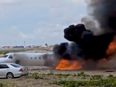 O jato do ministro pegou fogo depois de ser atirado para fora da pista ao pousar na República Democrática do Congo