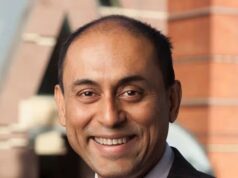 Demite-se após Oxford Dawn relatar que ele fez “avanços indesejados” a acadêmicas vulneráveis que o procuraram em busca de ajuda após acusações de estupro