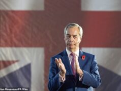 Farage pediu a Reeves que evitasse aumentos de impostos para os trabalhadores britânicos e que tapasse um buraco negro orçamental de 25 mil milhões de dólares, cortando a ajuda externa, limitando os benefícios para os imigrantes e deportando criminosos estrangeiros.