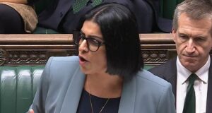 ‘Sou eu quem é regularmente chamado de idiota’: a secretária do Interior, Shabana Mahmood, rebate a alegação do parlamentar de que ela é uma ‘divisão de estoque’ ao revelar a reforma do asilo