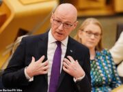 Graham Grant: Sweeney pensa que é um hipnotizador que faz você pensar que seus bolsos não foram roubados – mas ele é um ato de vaudeville produzindo os mesmos velhos sucessos.