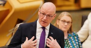 Graham Grant: Sweeney pensa que é um hipnotizador que faz você pensar que seus bolsos não foram roubados – mas ele é um ato de vaudeville produzindo os mesmos velhos sucessos.