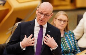 Graham Grant: Sweeney pensa que é um hipnotizador que faz você pensar que seus bolsos não foram roubados – mas ele é um ato de vaudeville produzindo os mesmos velhos sucessos.