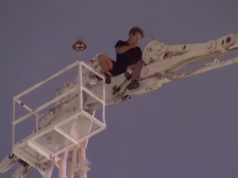 Adolescente causa caos no movimentado CBD depois de escalar um guindaste de 70 metros de altura e se recusar a descer por horas