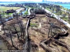 Já foi o último dia, mas agora fotos assustadoras mostram o zoológico abandonado de Michigan enquanto a demolição começa