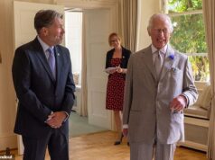 CEO casado que deu as boas-vindas a King em visita real ‘demite-se ao lado de uma executiva depois de ser flagrado pela câmera em uma situação comprometedora na frente da equipe’