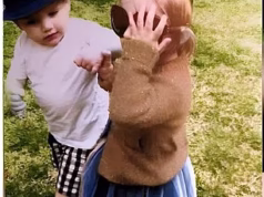 Vestir-se, abraços e grandes sorrisos: a irmã de William Tyrell compartilha uma foto nunca antes vista de seu irmão mais novo antes de ele desaparecer misteriosamente