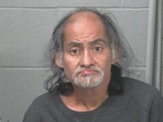 O homem invade o apartamento, desembrulha os presentes de Natal, adormece e se recusa a sair