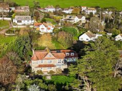 Impressionante casa no topo de um penhasco com vista para a costa de Devon está à venda por £ 1,4 milhão – mas fica a poucos metros de um local de deslizamento de terra