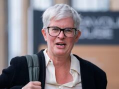 A advogada da enfermeira trans diz que JK Rowling é “grande demais para ser sacrificada” enquanto defende a autora por defender os direitos das mulheres