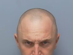 Homem que esfaqueou a avó mais de 100 vezes é preso por homicídio A mulher de 77 anos conseguiu pronunciar seu nome aos policiais momentos antes de cair inconsciente.