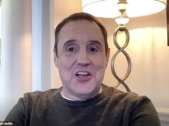 Peter Kay revelou que recusou o pedido da Netflix pelos direitos de Phoenix Nights porque eles queriam colocar um alerta sobre ele.