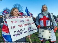 Planos para realocar migrantes para quartéis do exército foram adiados devido a temores de segurança, depois que centenas de residentes furiosos marcharam em protesto