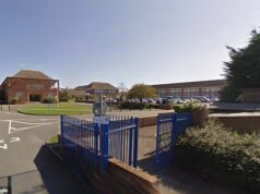 As escolas de ensino médio removem todos os espelhos dos banheiros porque os alunos não conseguem parar de olhar para eles