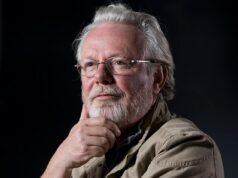 A autora do best-seller diz que está ‘efetivamente aposentada’ para poder iniciar a carreira musical aos 73 anos