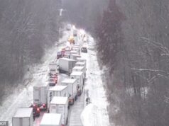 Cenas horríveis, como um acidente maluco de reação em cadeia de 45 carros, causam um enorme engavetamento enquanto a neve cobre o Centro-Oeste