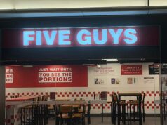 Uma única foto mostra por que o lançamento australiano da rede viral de hambúrgueres dos EUA está em apuros – enquanto clientes e especialistas revelam onde deu errado