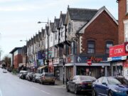 ‘Só vai piorar’: a vida na capital do Crédito Universal da Grã-Bretanha, onde famílias trabalhadoras têm vizinhos doentes sob seus benefícios