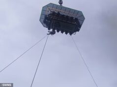 O momento em que uma experiência gastronômica em grandes altitudes deixa quatro clientes suspensos a 36 metros do solo devido a um defeito no guindaste.