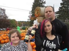 A operária fica encantada ao descobrir que tem duas irmãs após um teste de DNA… mas as coisas pioram quando ela descobre que elas herdaram uma fortuna de US$ 28 milhões.