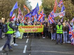 Os aldeões gritam ‘que vergonha’ enquanto marcham contra o campo de migrantes de Crabborough para 600 homens na véspera de sua chegada