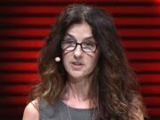 A autora de best-sellers, de 63 anos, diz que se separou do marido para ter mais independência… mas admite que ainda paga a bolsa mensal e o seguro saúde dele