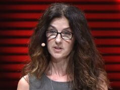 A autora de best-sellers, de 63 anos, diz que se separou do marido para ter mais independência… mas admite que ainda paga a bolsa mensal e o seguro saúde dele